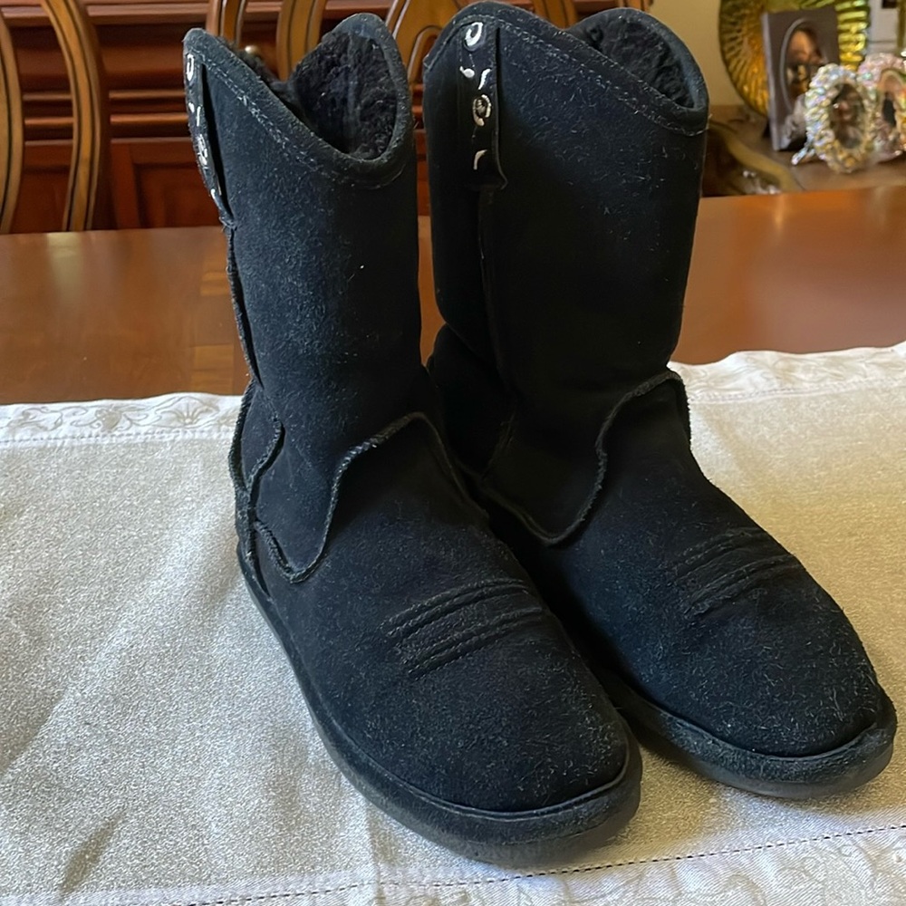 Bear paw women’s size 7 suede warm winter boots black sheepskin wool lining